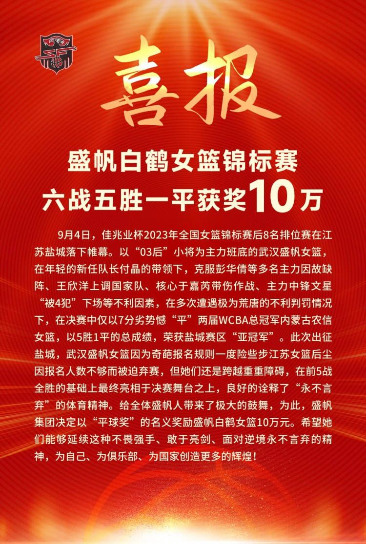 她脸上突然隐隐浮现出一丝讥诮的微笑，露出一颗亮晶晶的金牙显得很妩媚。